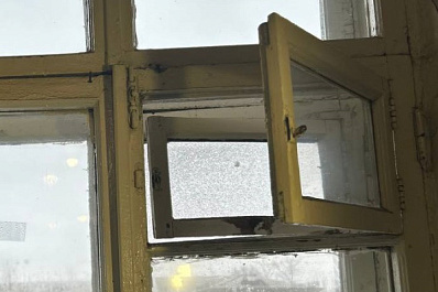 Врачи спасли пациента с отказом почек, застрявшего в форточке