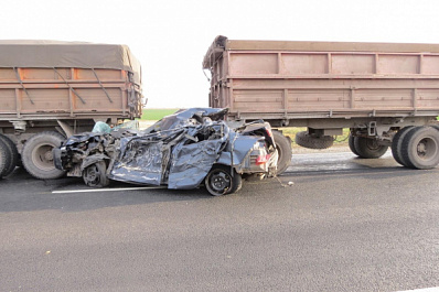 Чудом выжил: в Самарской области водитель иномарки столкнулся с двумя грузовиками