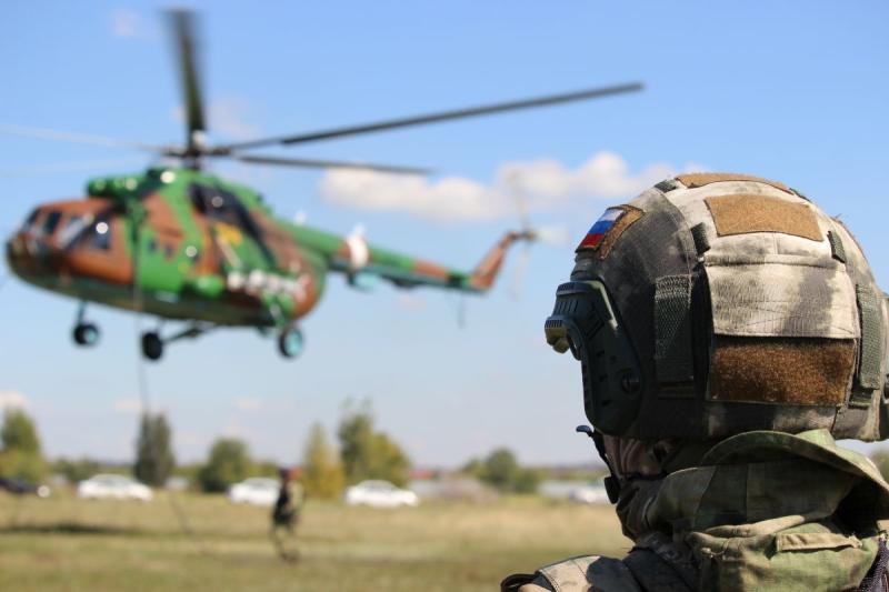 В Самаре спецназовцы Росгвардии отработали десантирование без парашюта