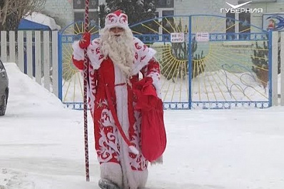 Новогодний волшебник вручает подарки победителям акции "Пригласи к себе Деда Мороза"
