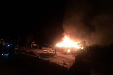 Вошли в горящий дом: сотрудники ДПС спасли людей на пожаре