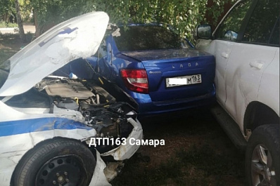 В Самарской области патрульный автомобиль ГИБДД столкнулся с тремя машинами