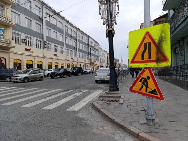 В Самаре на улице Куйбышева устанавливают новые пешеходные ограждения 