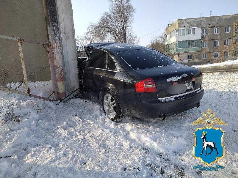 В Самаре молодой водитель на Audi A6 на скорости протаранил забор