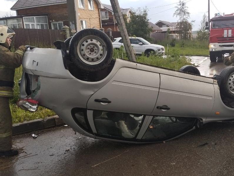 В Самарской области на сельской дороге перевернулась LADA Kalina