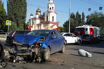 Капот снесло: в центре Самары на полной скорости столкнулись две иномарки