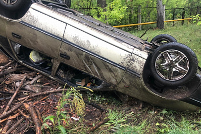 Пострадали женщина и дети: в Самарской области Daewoo съехала в кювет и перевернулась