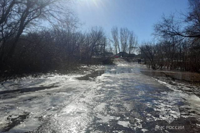 Паводок в Самарской области: в Кинель-Черкасском районе подтоплен мост