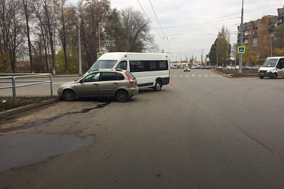 Опасный автобус: в Самаре две пассажирки маршрутки пострадали при столкновении с легковушкой