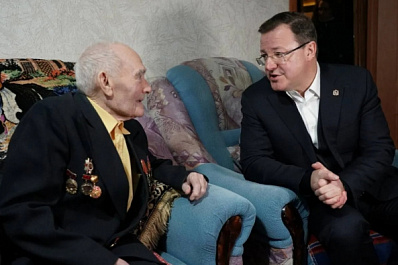 Дмитрий Азаров поздравил в Тольятти ветерана Великой Отечественной войны