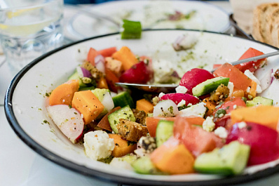 Нутрициолог объяснил, как "разгрузить" праздничный стол