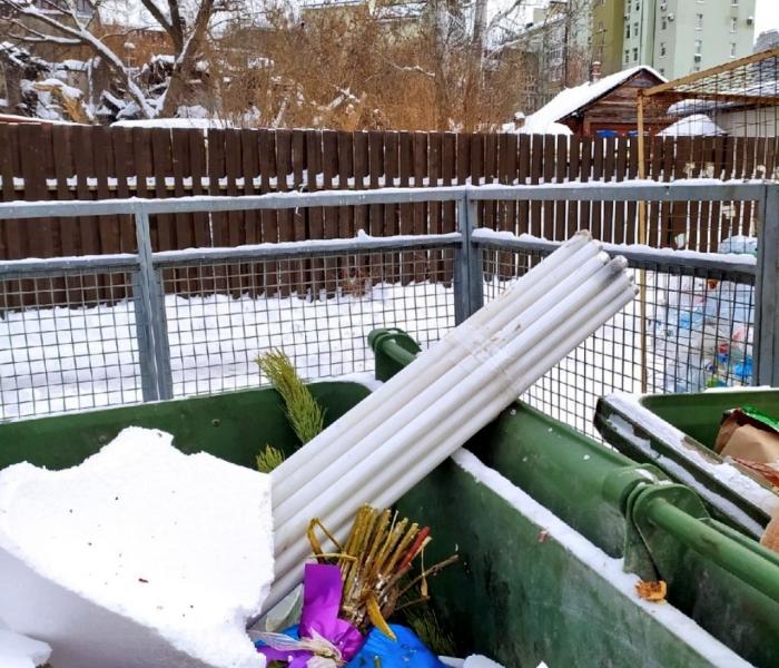 В Самаре в мусорном контейнере на улице Водников обнаружено 20 ртутных ламп