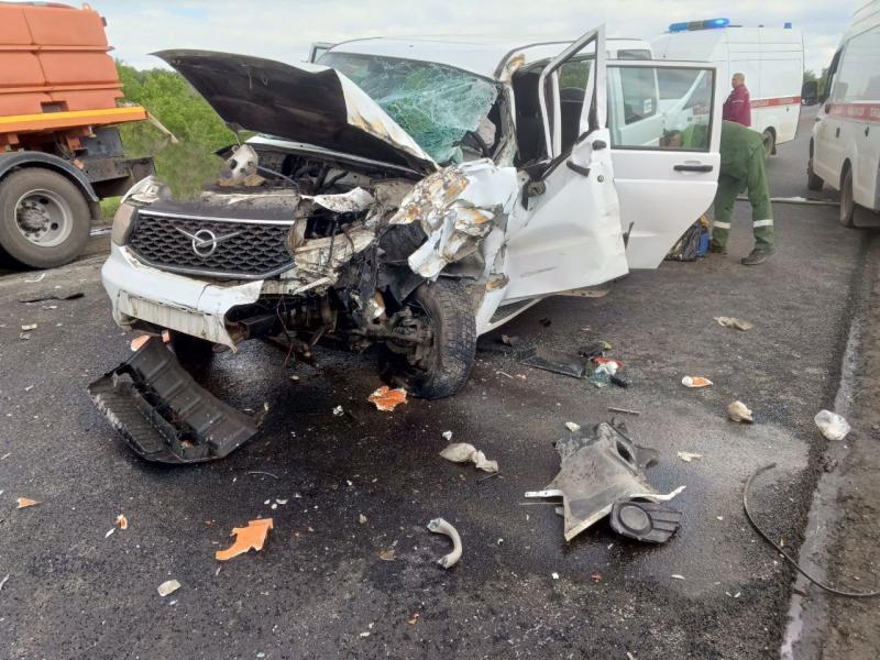 Утром 2 июня на трассе "Обход Самары" лоб в лоб столкнулись КамАЗ и легковушка