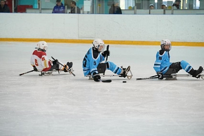 Дмитрий Азаров вручил российским паралимпийцам изготовленные в Самарской области сани для следж-хоккея