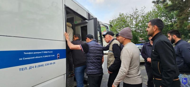 Снимали с заборов: в Самаре проверили иностранцев на овощной базе