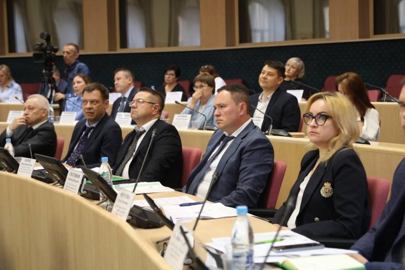 Профицит средств и поддержка социальной сферы: в губдуме отчитались об исполнении бюджета за 2024 год