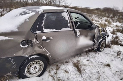 В Самарской области водитель Datsun въехал в автобусную остановку