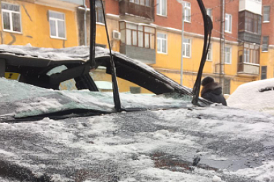Рухнувшая с крыши ледяная глыба раздавила припаркованный автомобиль в Самаре