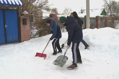 "Добрая суббота": самарские школьники убрали снег возле дома учительницы-пенсионерки