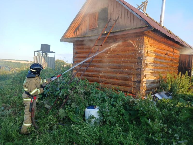 В Самарской области загорелась баня