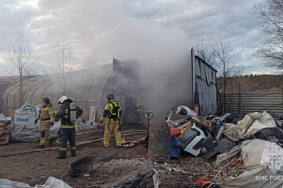 В Тольятти потушили пожар в ангаре на площади 400 кв. метров