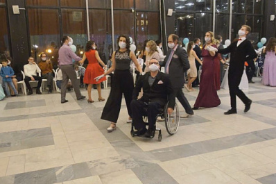 В музее Алабина прошел инклюзивный бал  