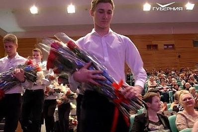 Дмитрий Азаров поздравил сотрудниц АВТОВАЗа с наступающим Международным женским днем