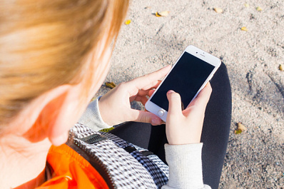 В Жигулевске женщина похитила мобильник у знакомого