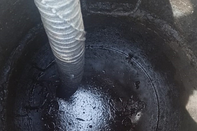 В Самаре на ул. Утёвской неизвестные слили мазут в городскую канализацию