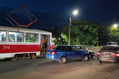 В Самаре на перекрестке улиц Авроры и Аэродромной столкнулись "Гранта" и "пятерка"
