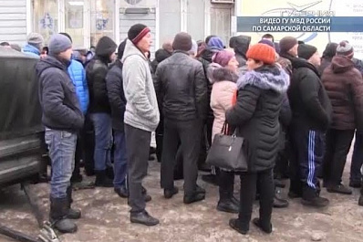 Урожай из незаконных мигрантов и нелегального алкоголя: полицейские проверили одну из овощных баз в Самаре