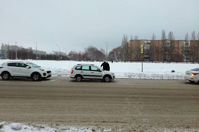 В Тольятти Sportage вытолкнул "Калину" на пешеходный переход, по которому шла женщина