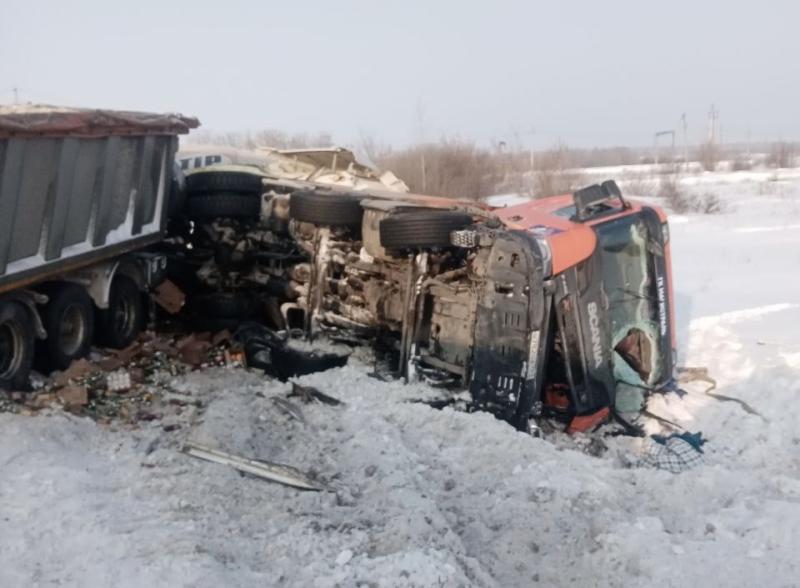 В Самарской области 16 февраля на трассе столкнулись два грузовика 