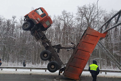 Спасатели рассказали, как вызволяли водителя вставшего на дыбы самосвала в Самаре