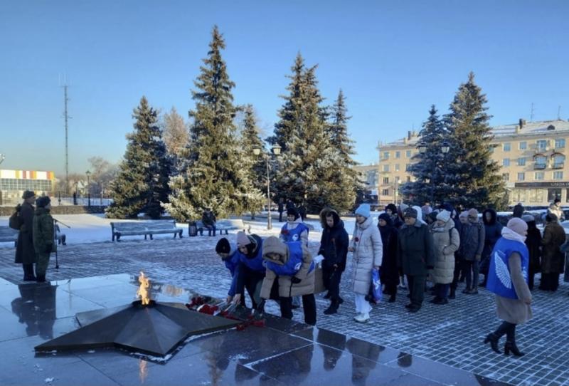 В память о Неизвестном Солдате тольяттинцы возложили цветы к Вечному огню
