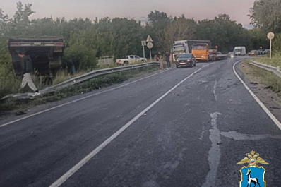 В Самарской области легковушка выехала на встречку и врезалась в грузовик