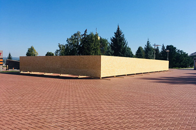 В Самаре стену памяти закрыли деревянным забором