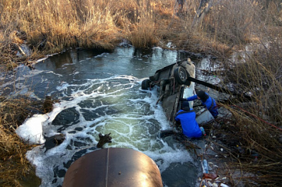 В Самарской области из озера достали машину с трупом