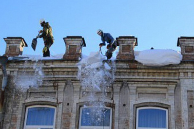 В Самаре приступили к расчистке скатных крыш от снега