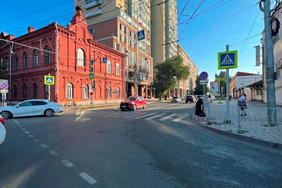 В Самаре кроссовер сбил пожилую женщину на светофоре