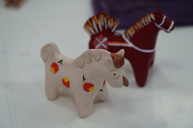 Каргопольский конь добрался до Самары: гончары Ростислав и Ольга Долбины дали мастер-класс