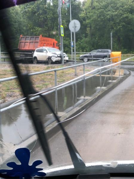 В Самаре грузовик впечатал иномарку в столб и перегородил движение