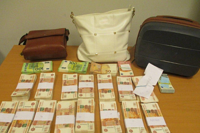 В самарском аэропорту задержали мужчину с сумками, набитыми деньгами