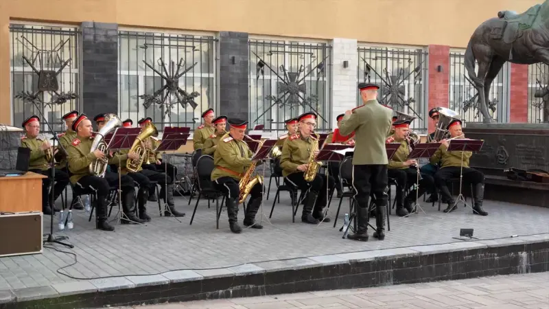 В Самаре военный оркестр мотострелкового соединения ЦВО открыл пятый юбилейный сезон "Летние вечера духовой музыки"