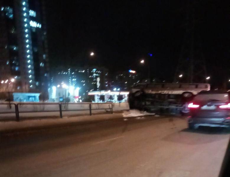 В Самаре около "МегаСити" завалилась на бок маршрутка