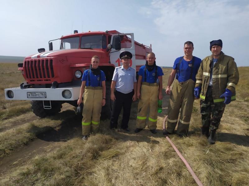 В Клявлине полицейские и пожарные спасли жилые дома от огня, возникшего из-за пала травы