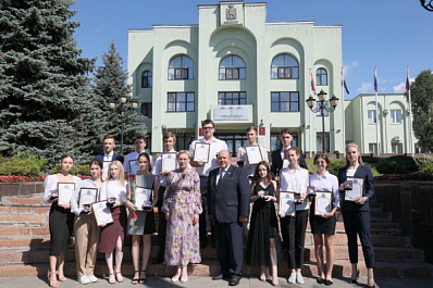 В Самаре Елена Лапушкина наградила школьников, набравших 100 баллов на ЕГЭ