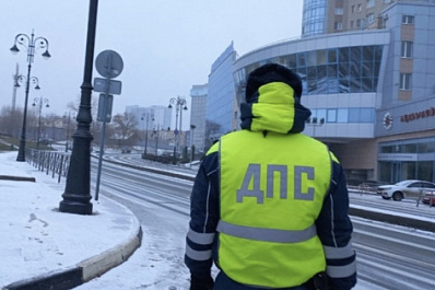 Скользкая дорога: водителям напомнили правила безопасности в непогоду