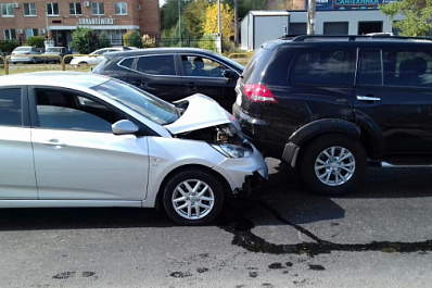 В Тольятти автоледи на Hyundai врезалась в другую иномарку