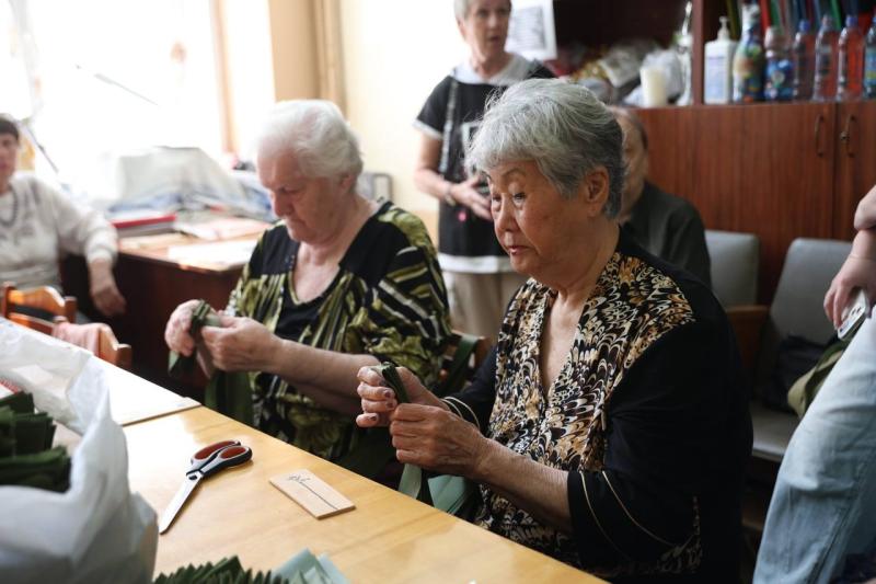 Поддержка от старших: в Самарской области волонтеры отправляют маскировочные сети "за ленточку"